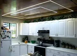 Столь са светлавымі лініямі фота кухня