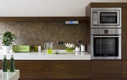 Фото кухни со встроенной духовкой и микроволновкой