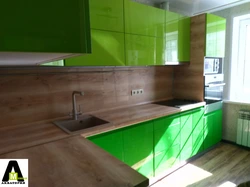Темно зеленая столешница на кухне фото