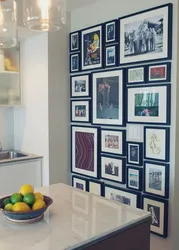 Стена с фотографиями на кухне