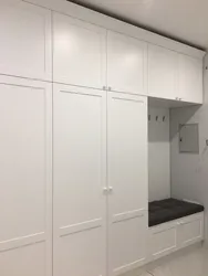 Дизайн шкафа в прихожую с распашными дверями в современном стиле