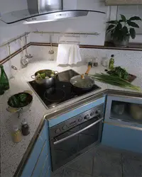 Дизайн кухни с варочной панелью в углу