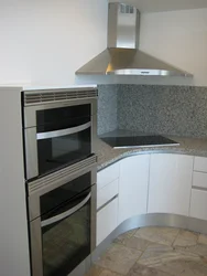 Дызайн кухні з варачнай панэллю ў куце
