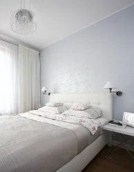 Дызайн інтэр'еру спальні з белымі шпалерамі