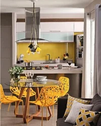 Дызайн кухні з жоўтымі крэсламі