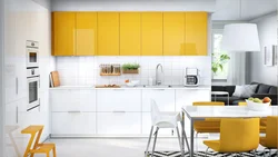 Дизайн кухни с желтыми стульями