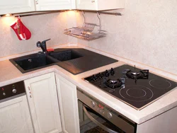 Раковина и плита рядом на кухне фото