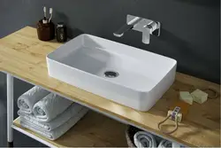 Küvetin tezgah üstü fotoşəkildə vanna otağı lavabo örtüyü