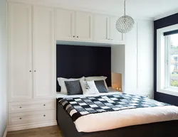 Дизайн спальни кровать и шкаф на одной стороне