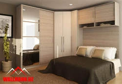 Дизайн спальни кровать и шкаф на одной стороне