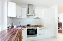 Белая кухня черная техника фото деревянная столешница