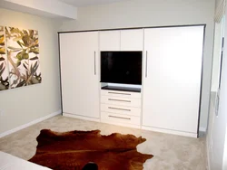 Дизайн шкафа в спальню во всю стену с телевизором