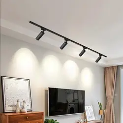 Трековые светильники для натяжных потолков в интерьере гостиной