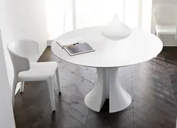 Стол на одной ножке в интерьере кухни