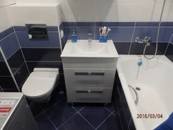 Combine a toilet with a bathtub in a panel house photo