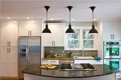 Светильники над барной стойкой на кухне подвесные в интерьере