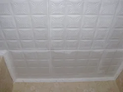 Потолочная плитка в ванне на стенах фото