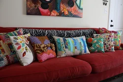 Декоративные подушки в интерьере гостиной фото