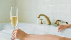 Келіх шампанскага фота ў ванне