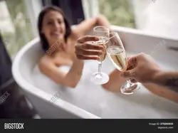 Келіх шампанскага фота ў ванне