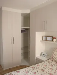 Дызайн маленькай спальні з кутняй шафай