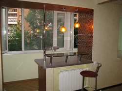 Кухня з балконам і барнай стойкай дызайн