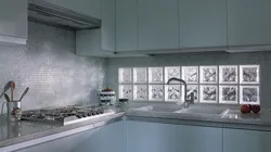 Стеклянная стена на кухне фото