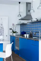 Синий фартук для кухни в интерьере