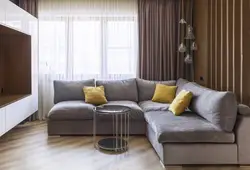 Интерьер гостиной угловой диван у окна
