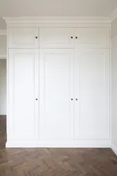 Белый шкаф в прихожей в интерьере