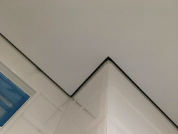 Теневой профиль для натяжных потолков фото в интерьере гостиной