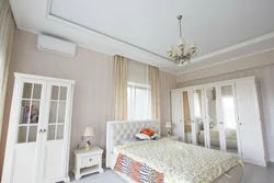 Глянцевый белый потолок в спальне фото