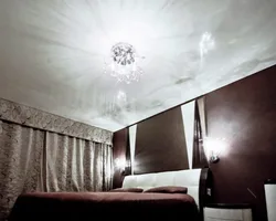 Глянцевый белый потолок в спальне фото