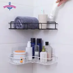 Interyerdə şampunlar üçün banyoda rəflər