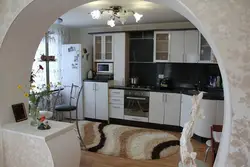 Фото между кухней и гостиной