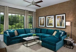 Интерьер гостиной с зеленым и синим диваном