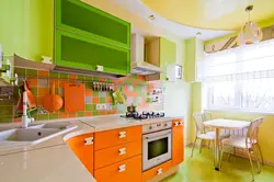 Дызайн кухні з зялёным гарнітурам шпалеры