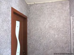 O'zingiz bilan koridorda dekorativ gipsli fotosurat