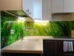 Дизайн стеклянного фартука на кухню