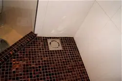 Слив в полу ванной фото