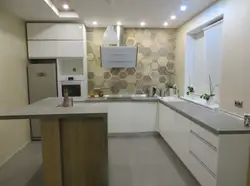 Кухня без верхних шкафов дизайн п образная