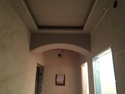 Koridorda alçıpan tavan fotoşəkili