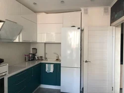 Corner kitchen design with refrigerator by the door