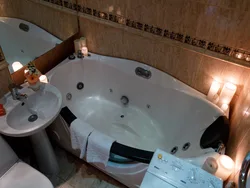 Small jacuzzi bathtub design