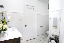 Дизайн ванной комнаты с белой дверью