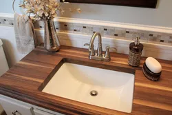 Интерьер ванны с деревянной столешницей