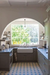 На маленькой кухни большое окно фото