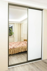 Шкаф в спальню с зеркалом на три двери фото