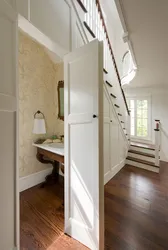 Дизайн ванной под лестницей в доме