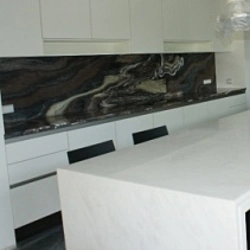 Cipollino countertop in the kitchen interior